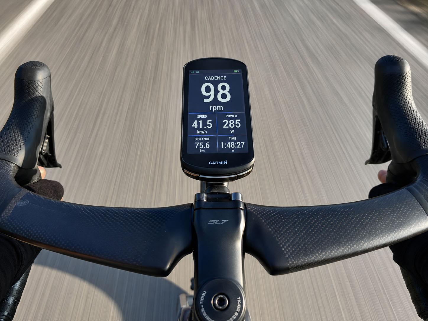 Compteur de vélo GPS monté sur guidon affichant une cadence fluide supérieure à 95 tours par minute