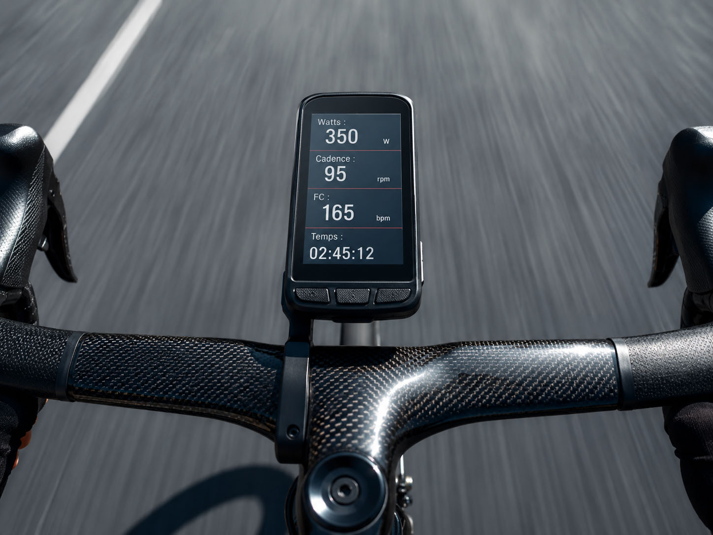 Compteur de vélo GPS affichant les watts et la cadence sur un guidon en carbone