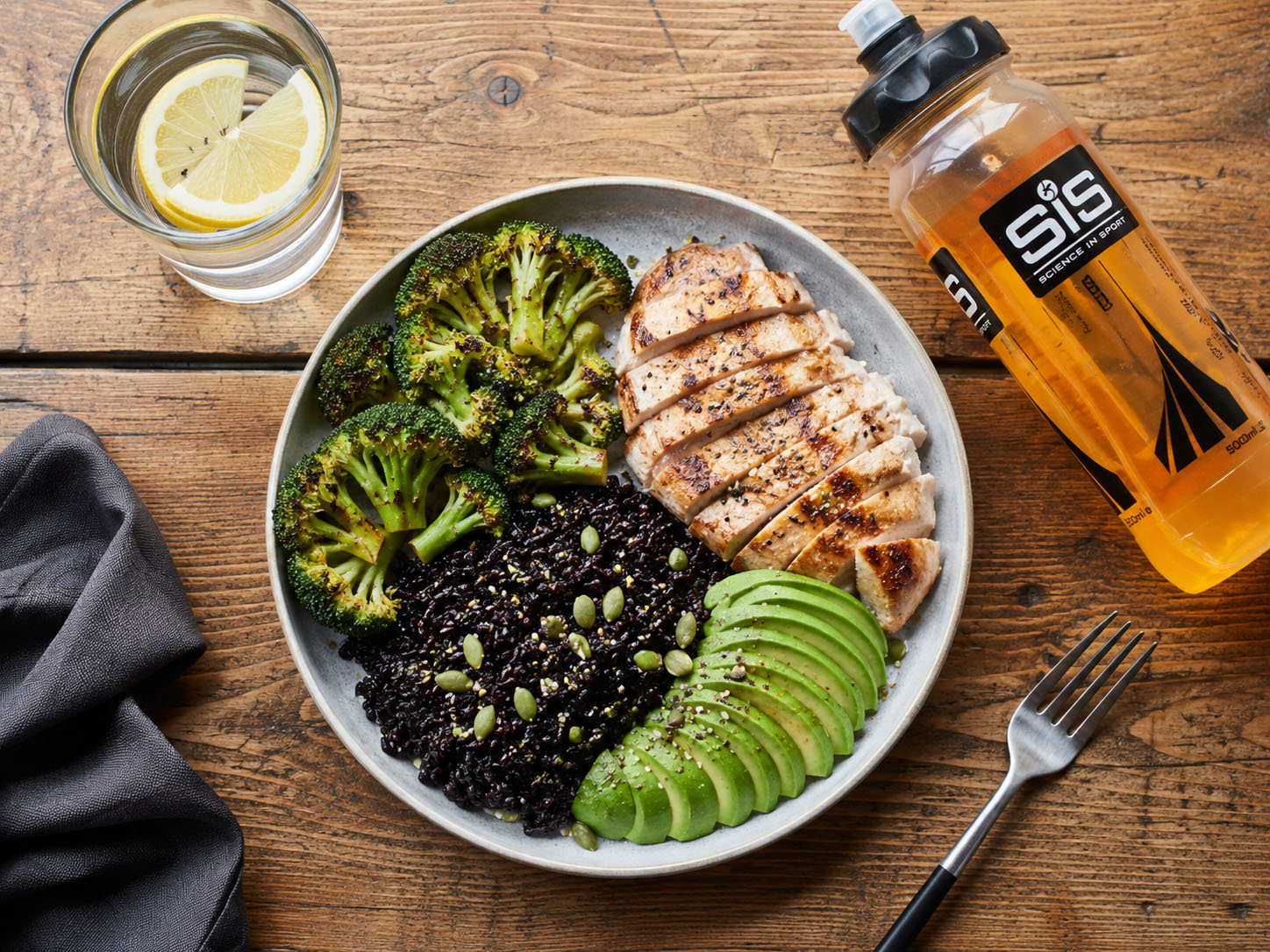 Assiette saine de nutrition sportive de récupération avec riz noir, avocat et poulet