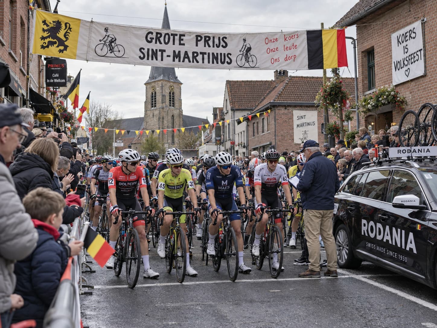 Illustration d'un départ de course cycliste de kermesse belge, avec coureurs, supporters, drapeaux et voiture Rodania dans une rue de village